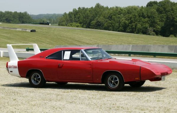 Dodge Daytona от 1969 г. и неговият брат, Plymouth Superbird от 1970 г., са може би най-радикалните превозни средства, появили се от войните по отношение на масъл колите.

Но Daytona, както може да подсказва името, не е проектирана за улични състезания. Създаден е, за да печели състезания Nascar на суперскоростните писти - най-дългите и най-бързите писти.
За да увеличат максималната скорост, инженерите отведждат Charger в аеродинамичния тунел. Аеродинамичните модификации на големия Dodge включват почти 60 сантиметра високо задно крило, изрязано задно стъкло и по-дълъг, наклонен носов конус. Резултатите са впечатляващи. Състезателната версия на Daytona става първата кола в историята на Nascar, която успява да развие 320 км/ч.

Малко известен факт: Аеродинамичните модификации на Daytona в сравнение с тези на стандартната версия помогат за намаляване на коефициента на съпротивление до 0,28 - отлична цифра дори по днешните стандарти.
